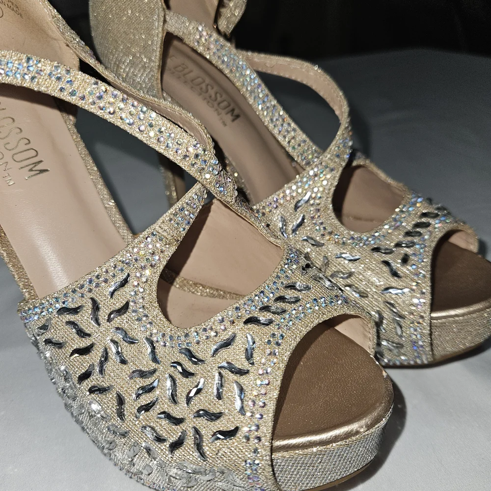 De Blossom Collection Glittering Silver and Gold Heels 5" Heels, Size 6 1/2 - Picture 3 of 7